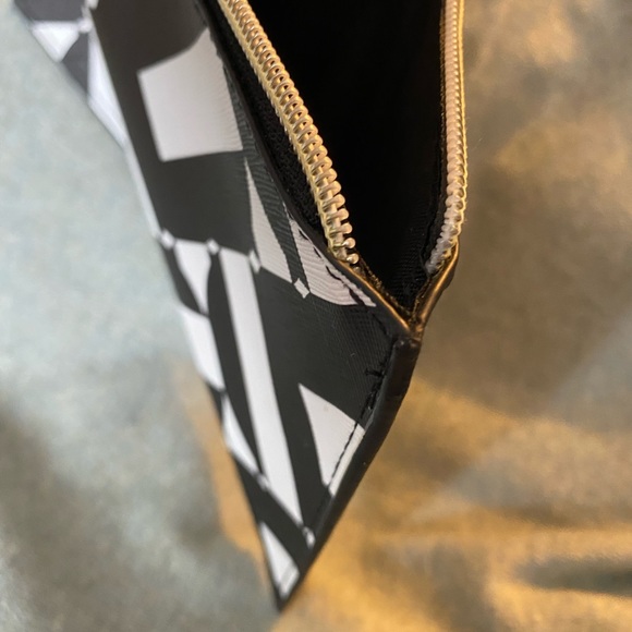 Trina Turk Accessories Bag gold zipper closure and badge - Picture 5 of 6